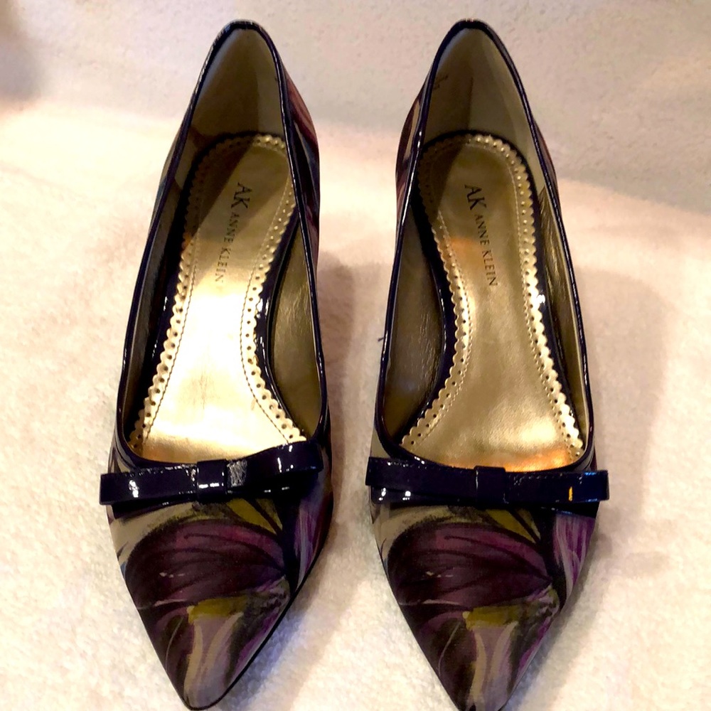 Anne Klein. Size 8.5. Dark purple and black. Medium heel.